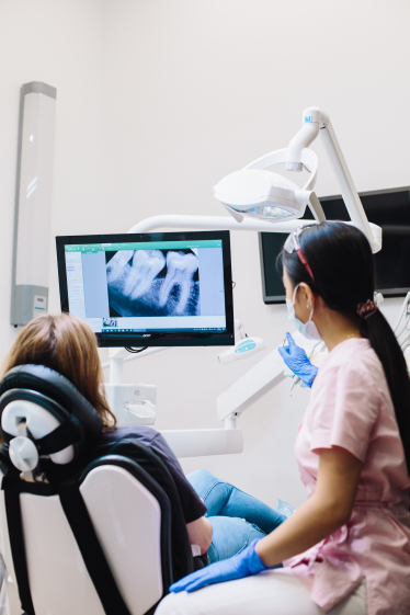 Photo by Polina Zimmerman: https://www.pexels.com/photo/dentist-showing-teeth-of-a-patient-on-screen-4687282/